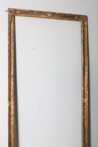 Antiker, großer Rahmen aus der Zeit um 1750, vergoldet und bemalt mit Schnitzereien. Maße: 215 x 98 cm